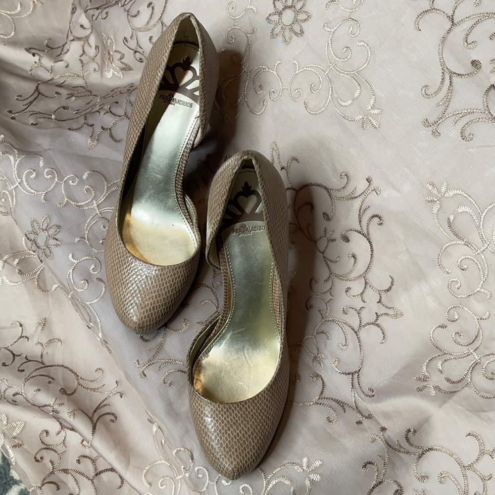 Snake print Fergacliciius pumps (tan) size 8
